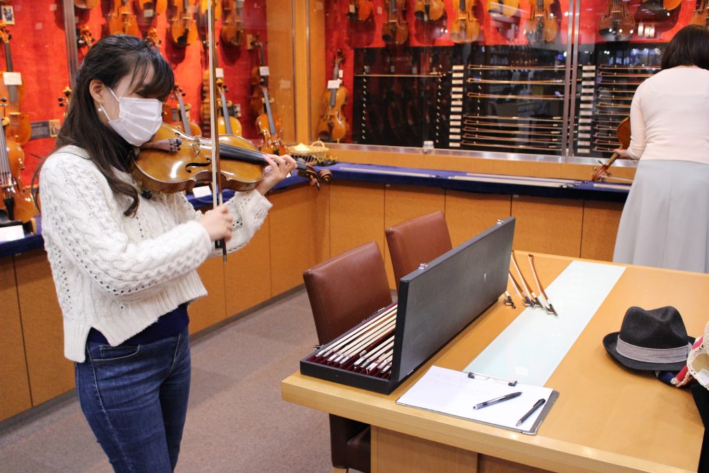 プロ奏者による楽弓選定-バイオリン弓編-【大阪梅田店】 – クロサワ