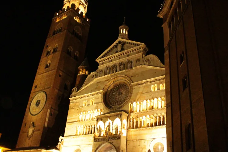 夜のクレモナ大聖堂